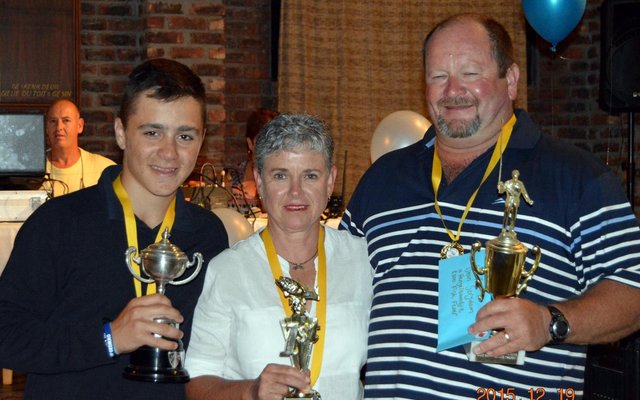Vlnr is Hanco Strydom (Junior Kampioen), Alida Strydom (Dames Kampioen) en Deon Strydom (Klubkampioen 2015)